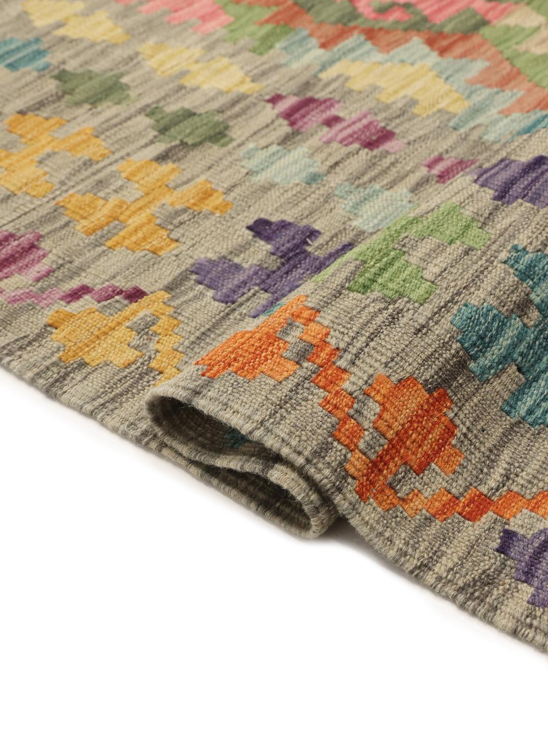 Een groot handgeweven Kelim Afghan Old Style tapijt met een levendig veelkleurig geometrisch patroon op een wollen basis.