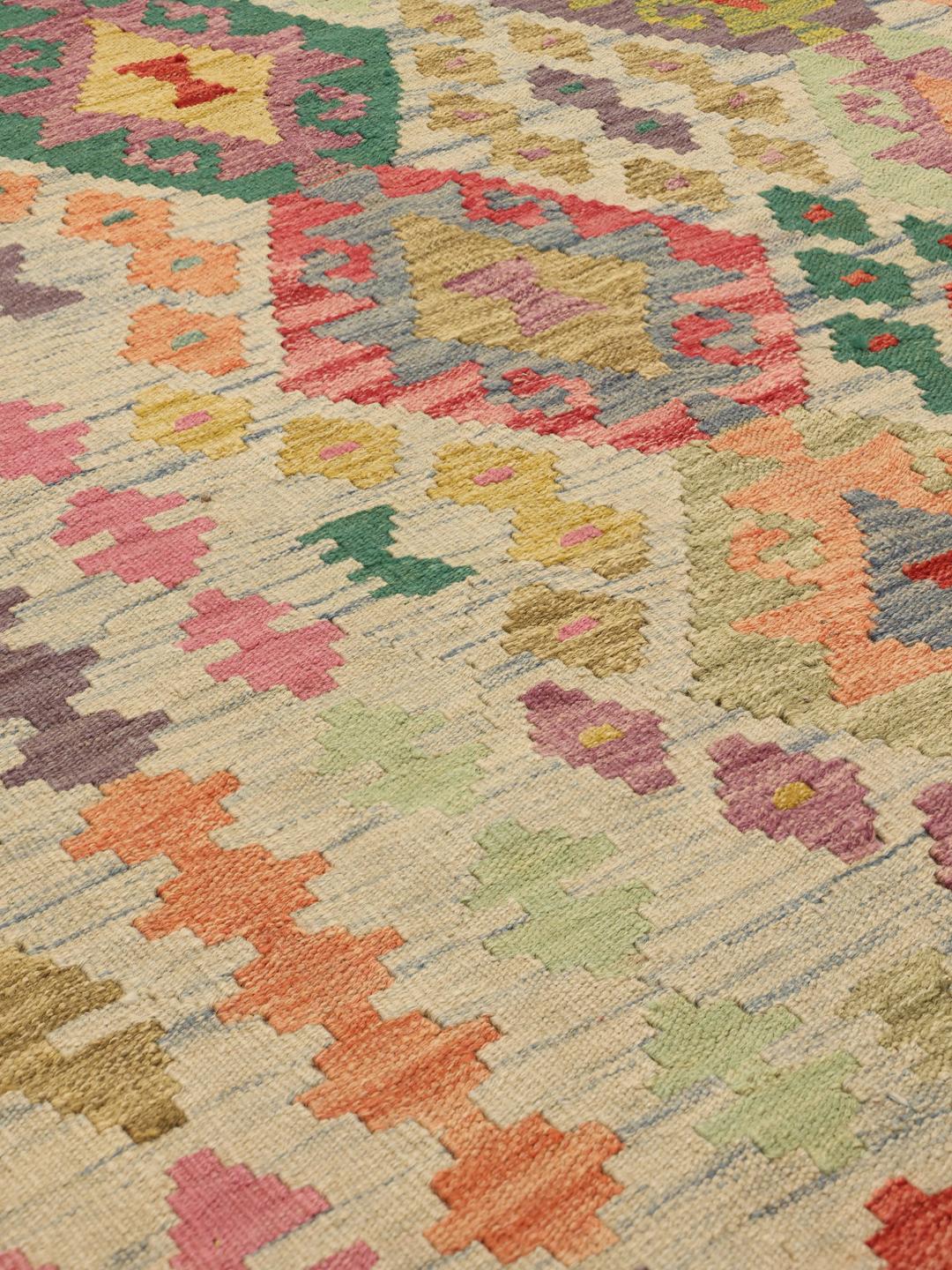 Een groot, met de hand geweven Kelim Afghan Old Style kleed met een levendig geometrisch patroon in multicolor Wol.