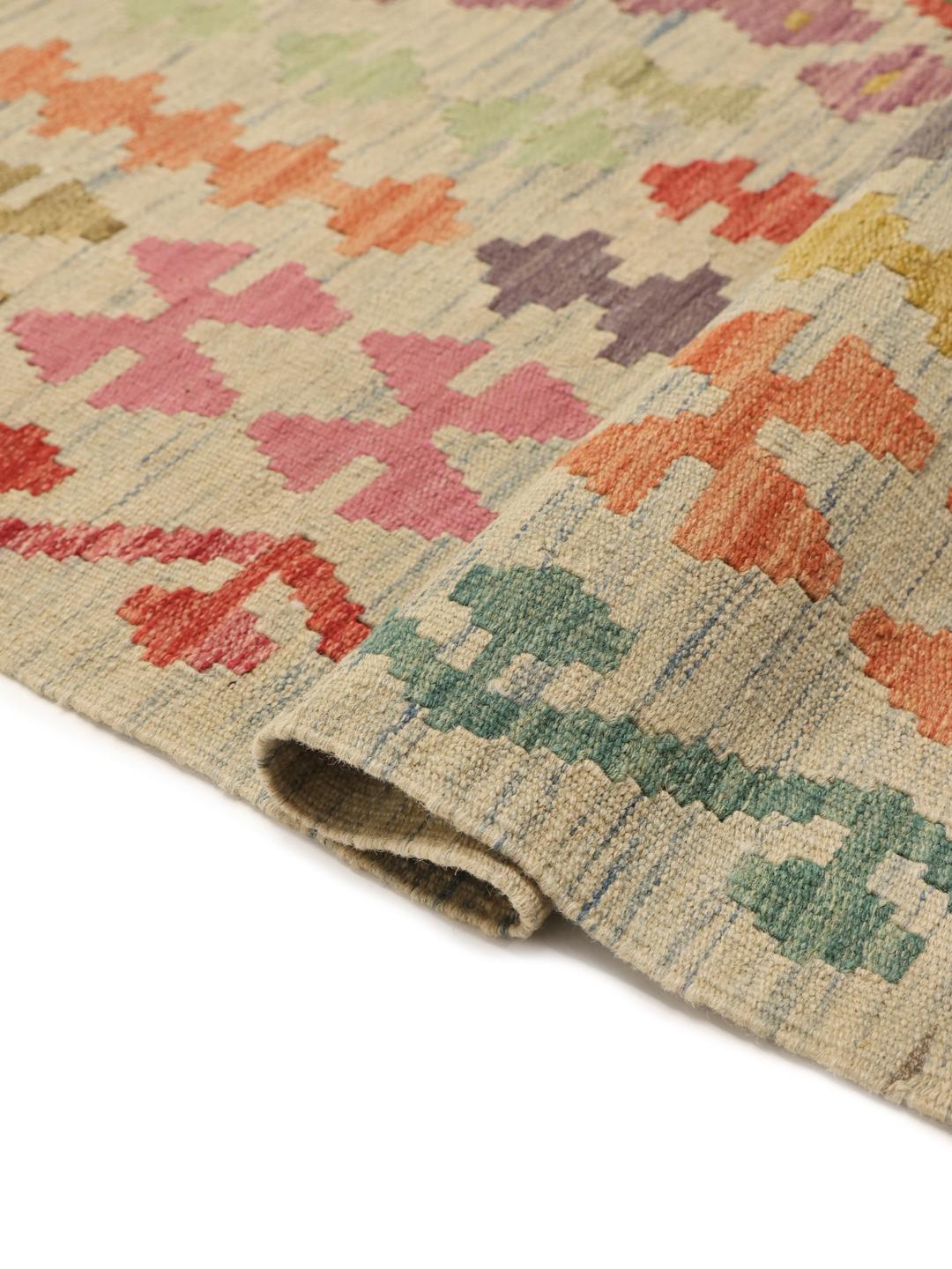 Een groot, met de hand geweven Kelim Afghan Old Style kleed met een levendig geometrisch patroon in multicolor Wol.