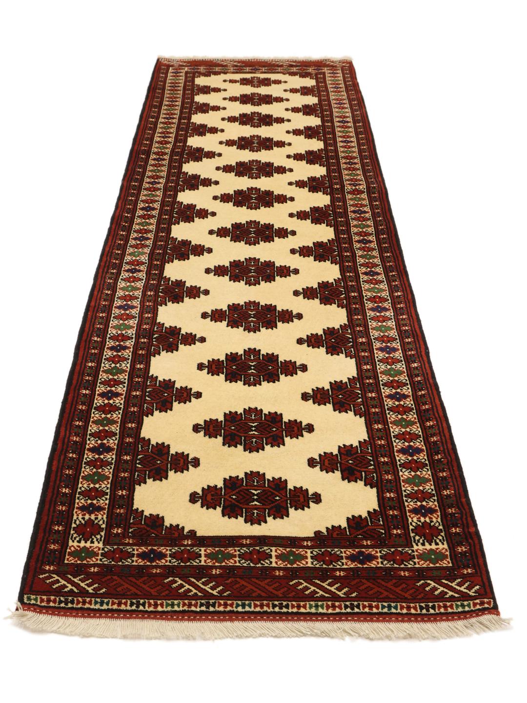 Handgeknoopte Turkaman loper uit het Midden-Oosten in beige en rode tinten.