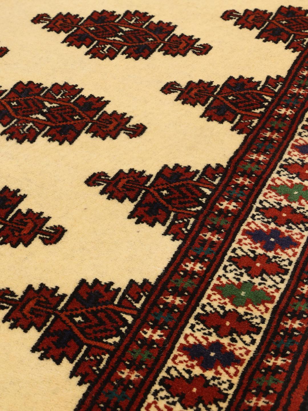 Handgeknoopte Turkaman loper uit het Midden-Oosten in beige en rode tinten.