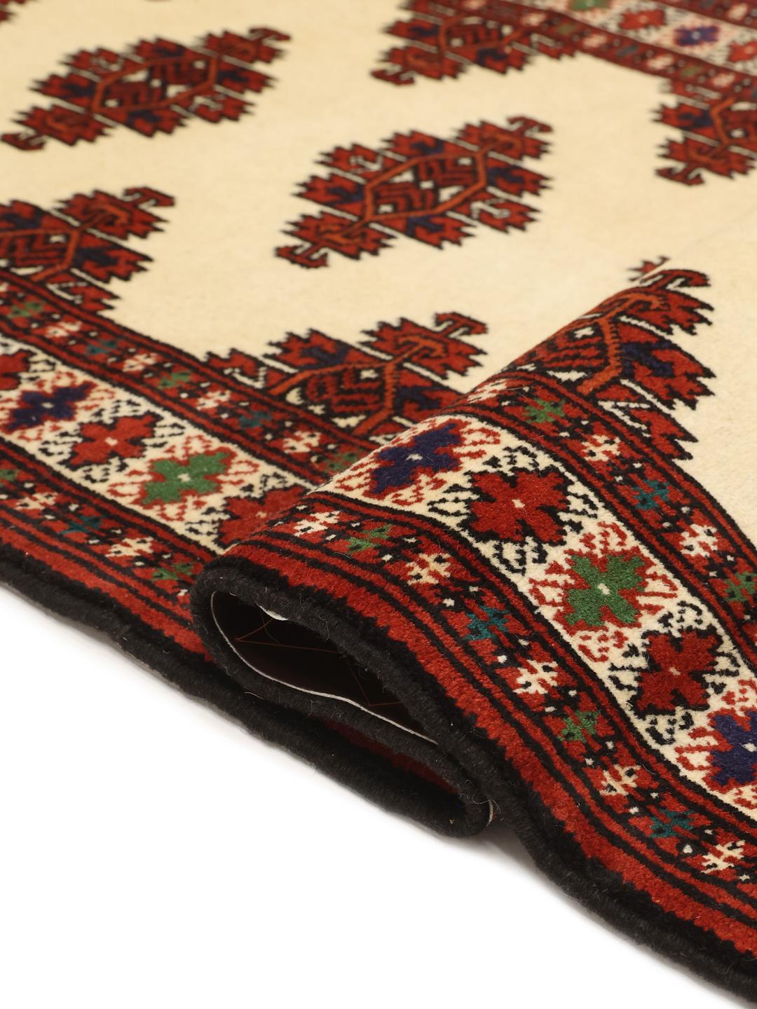 Handgeknoopte Turkaman loper uit het Midden-Oosten in beige en rode tinten.