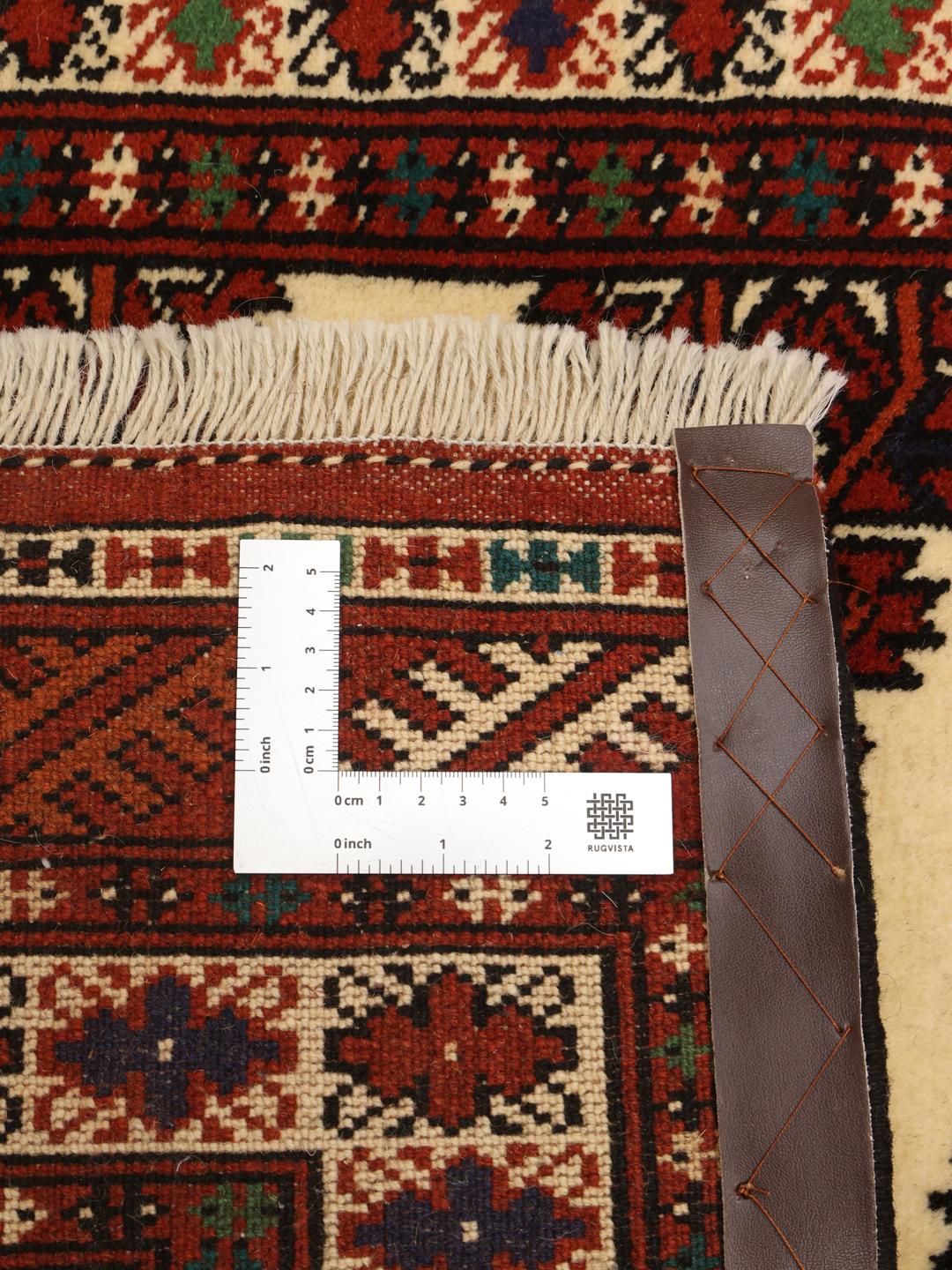 Handgeknoopte Turkaman loper uit het Midden-Oosten in beige en rode tinten.