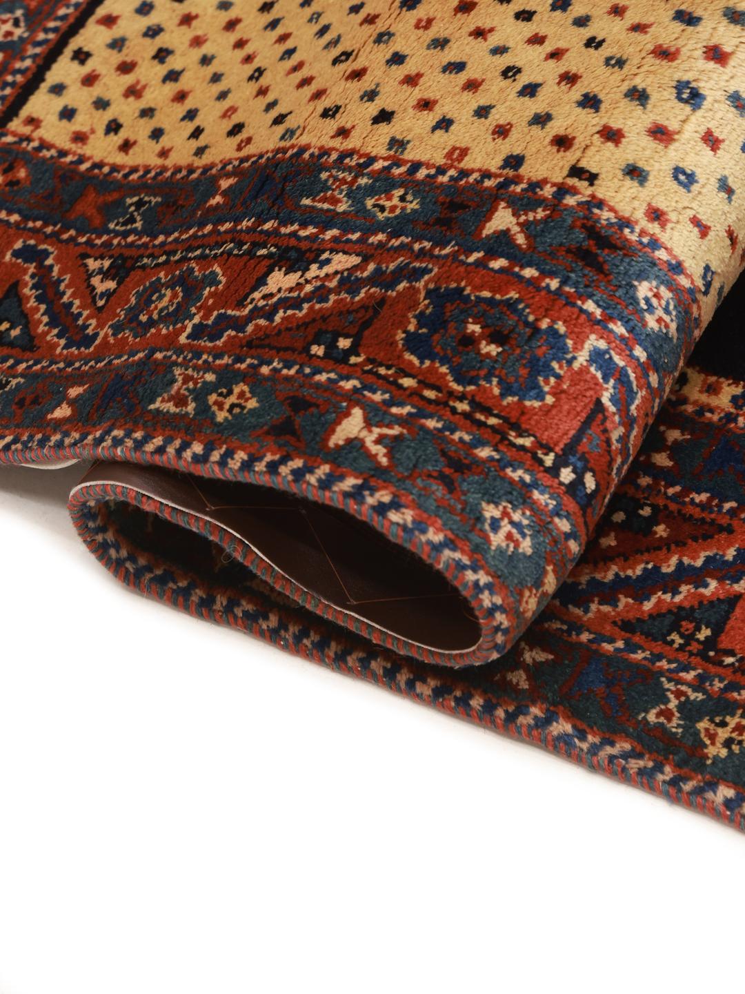 Een met de hand geknoopt Gabbeh Kashkooli tapijt met een diepblauw veld en een decoratieve rand uit het Midden-Oosten.