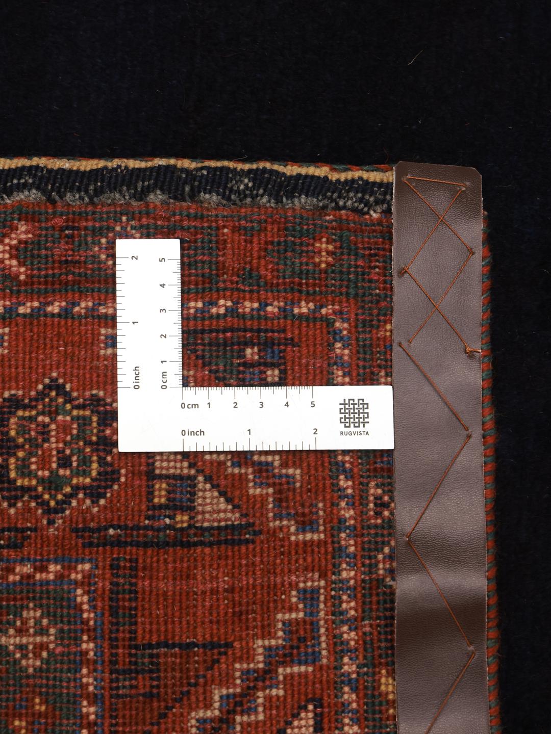 Een met de hand geknoopt Gabbeh Kashkooli tapijt met een diepblauw veld en een decoratieve rand uit het Midden-Oosten.