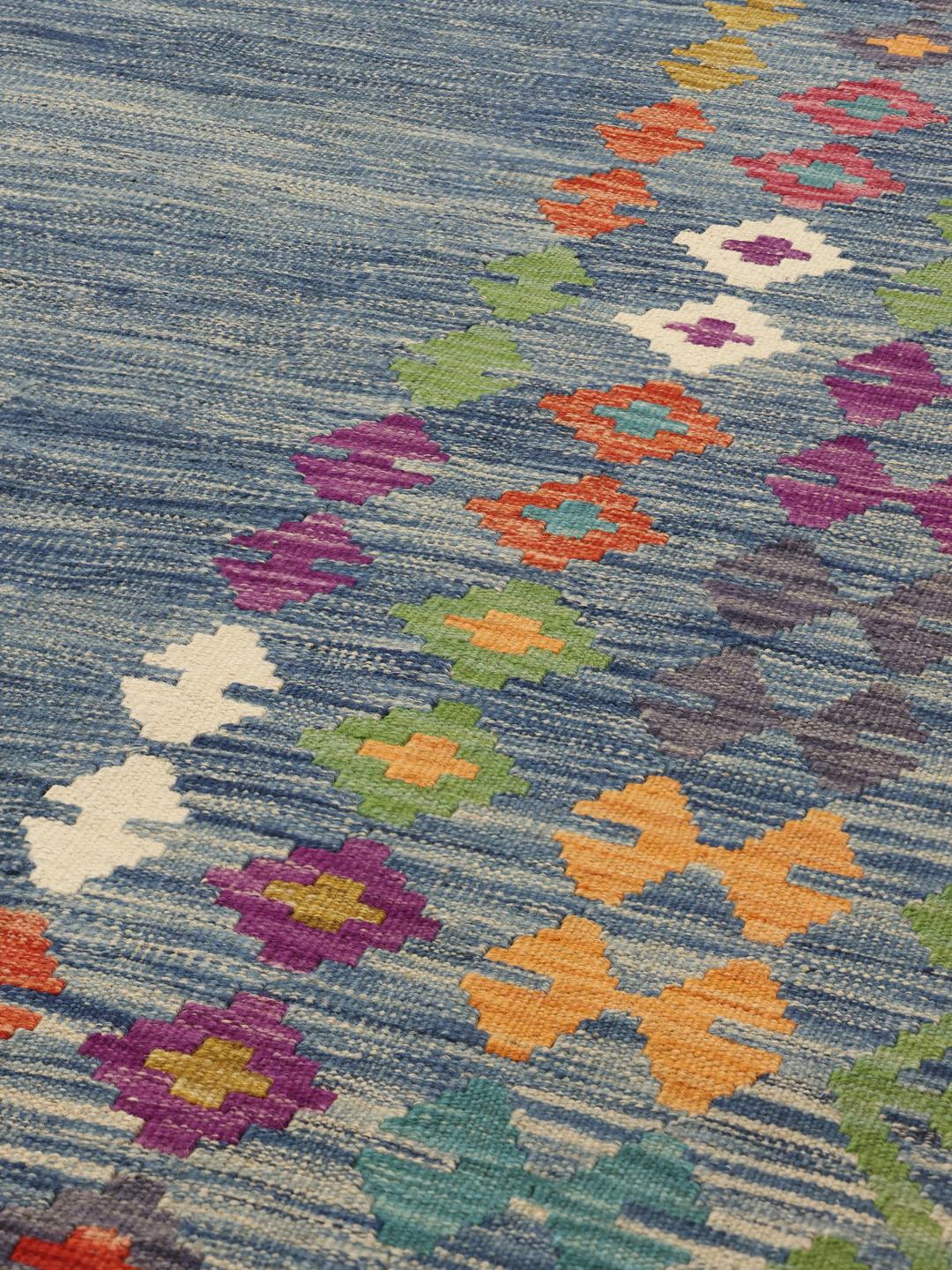 Handgeweven Afghaans Kelim-tapijt met blauw veld en kleurrijke geometrische rand