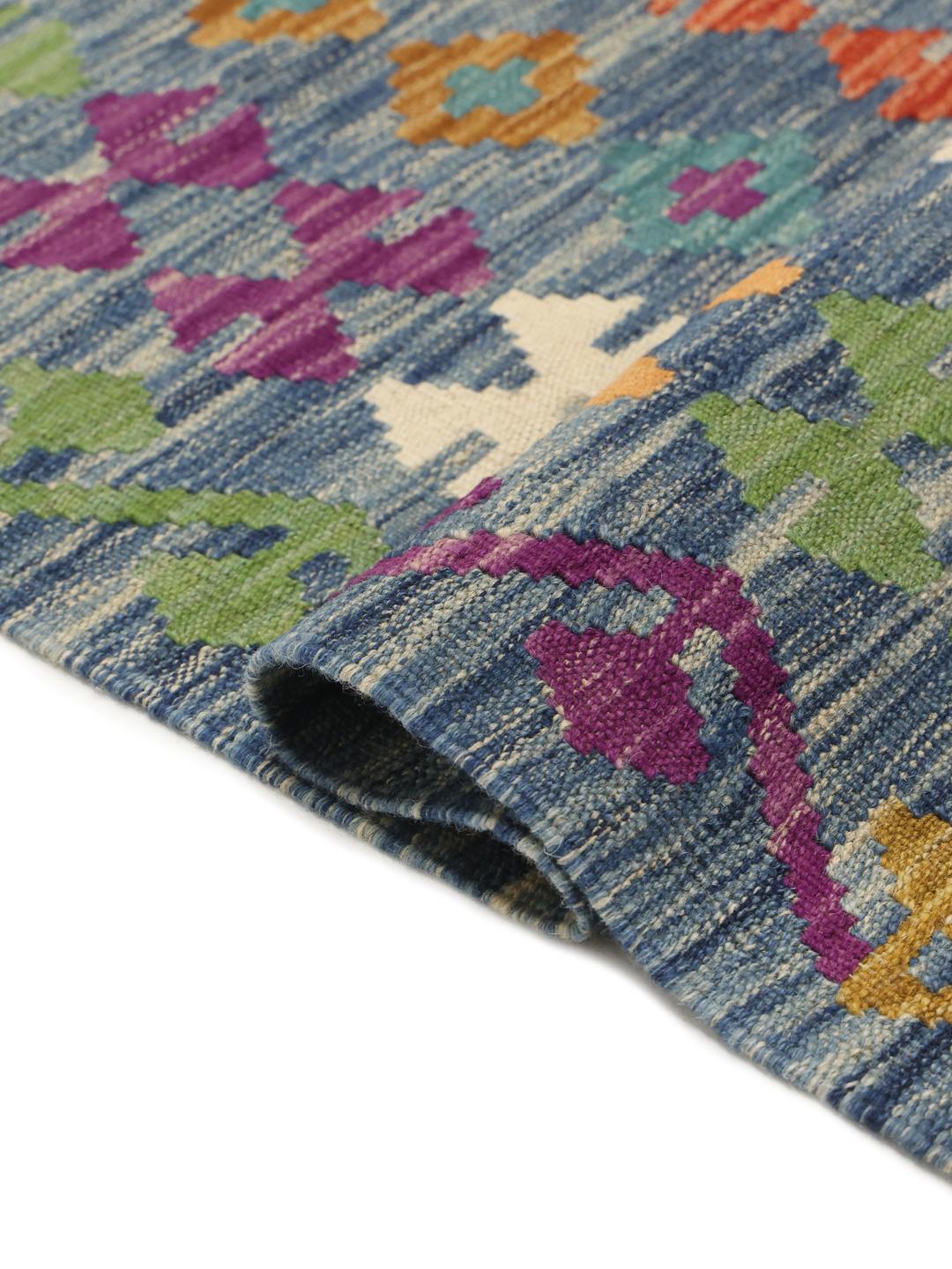 Handgeweven Afghaans Kelim-tapijt met blauw veld en kleurrijke geometrische rand