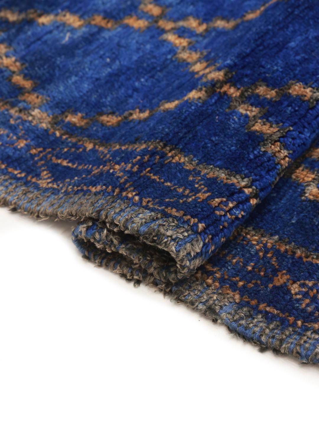 Een diepblauw vintage Marokkaans tapijt met een gouden ruitpatroon uit de Midden-Atlasregio