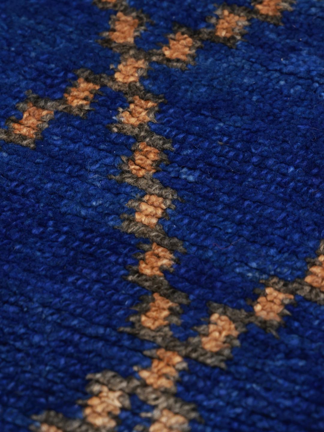 Een diepblauw vintage Marokkaans tapijt met een gouden ruitpatroon uit de Midden-Atlasregio