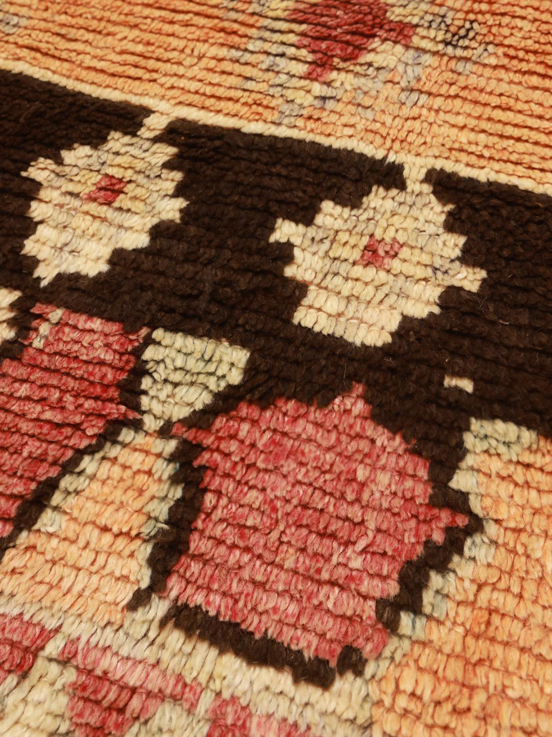 Vintage Marokkaans tapijt met tribale geometrische patronen in oranje, rode en bruine tinten