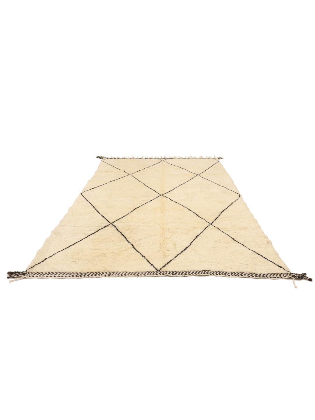 Et rektangulært håndlavet marokkansk berbertæppe med en beige baggrund og et sort diamantmønster.