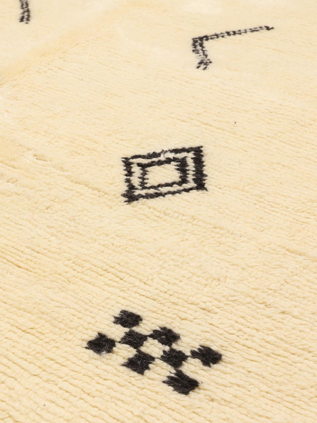 Handgeknoopt Marokkaans Beni Ourain-tapijt met geometrische zwarte motieven op een crèmekleurige wollen achtergrond