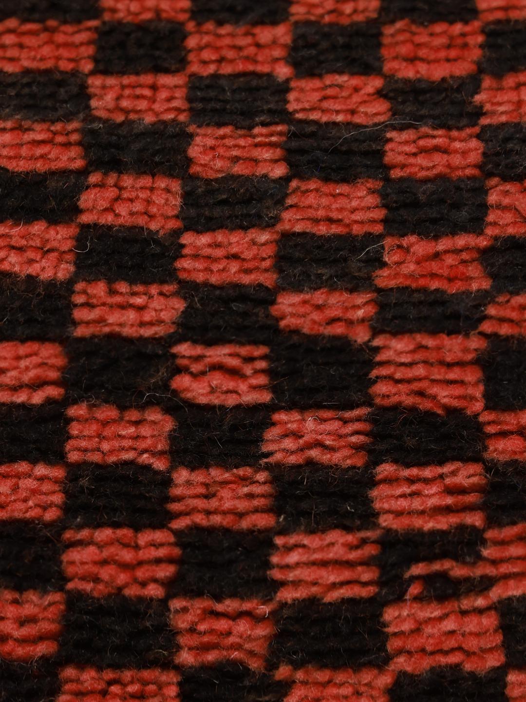 Vintage Berber tapijt uit Marokko met een rood en zwart ruitpatroon