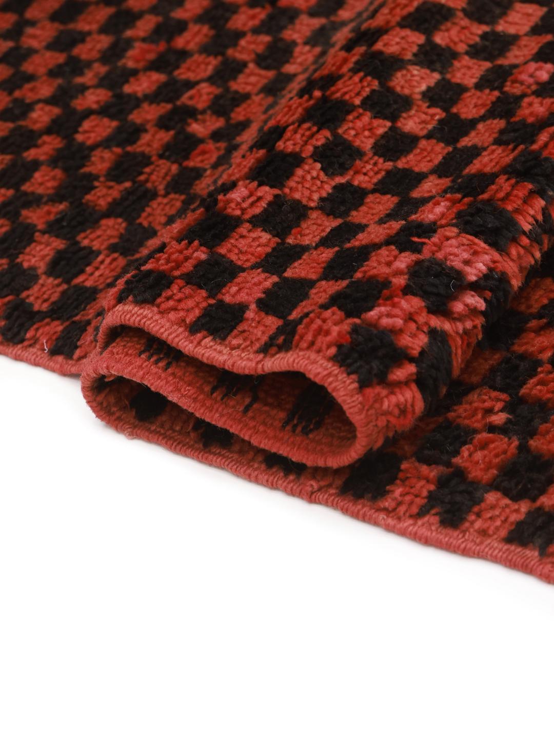 Vintage Berber tapijt uit Marokko met een rood en zwart ruitpatroon