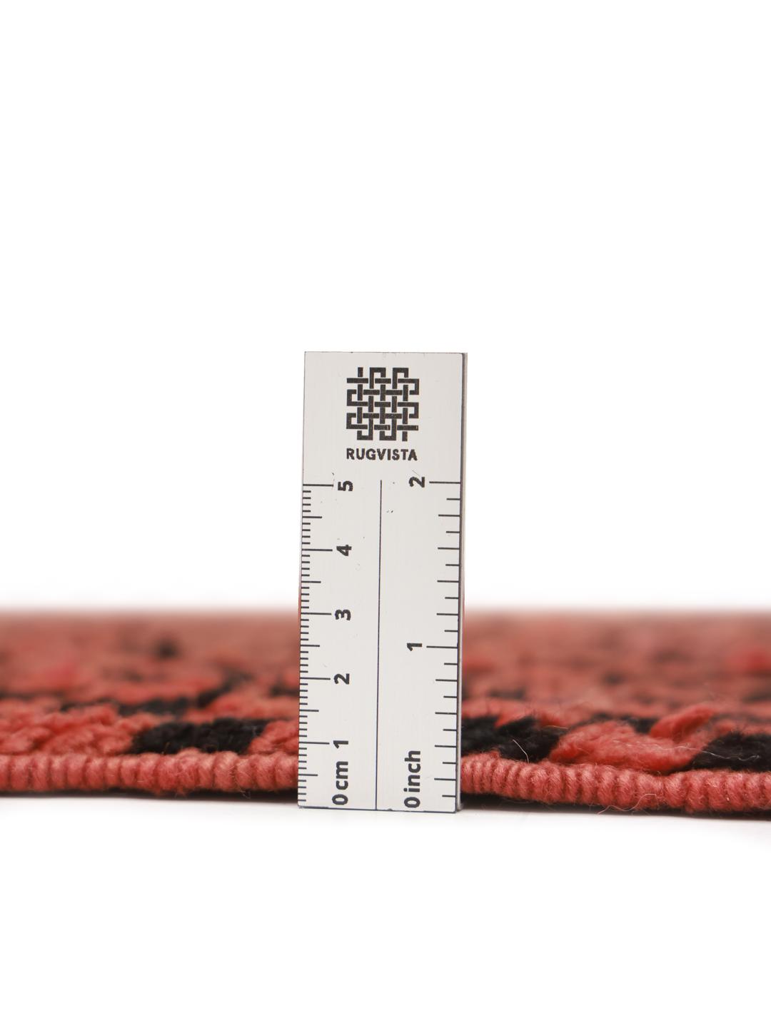 Vintage Berber tapijt uit Marokko met een rood en zwart ruitpatroon