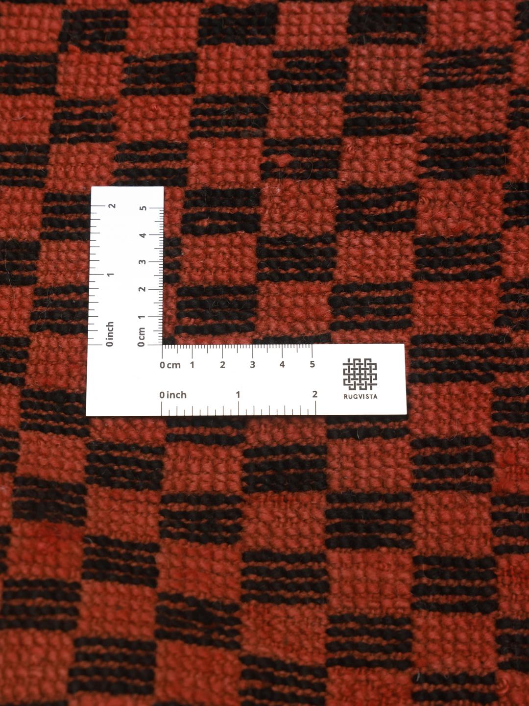 Vintage Berber tapijt uit Marokko met een rood en zwart ruitpatroon