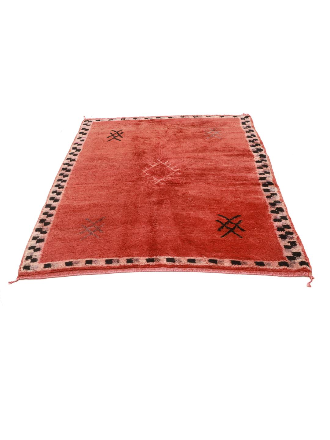 Vintage marokkansk tæppe med et rigt rødt felt og dekorative kanter