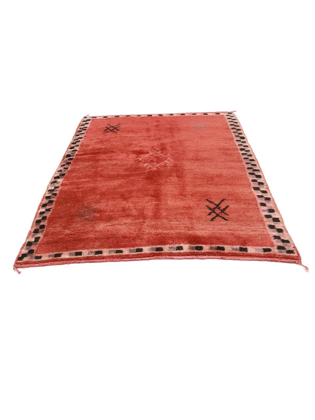 Vintage marokkansk tæppe med et rigt rødt felt og dekorative kanter
