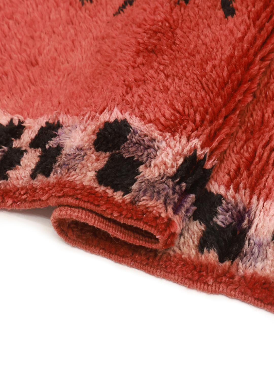 Vintage marokkansk tæppe med et rigt rødt felt og dekorative kanter