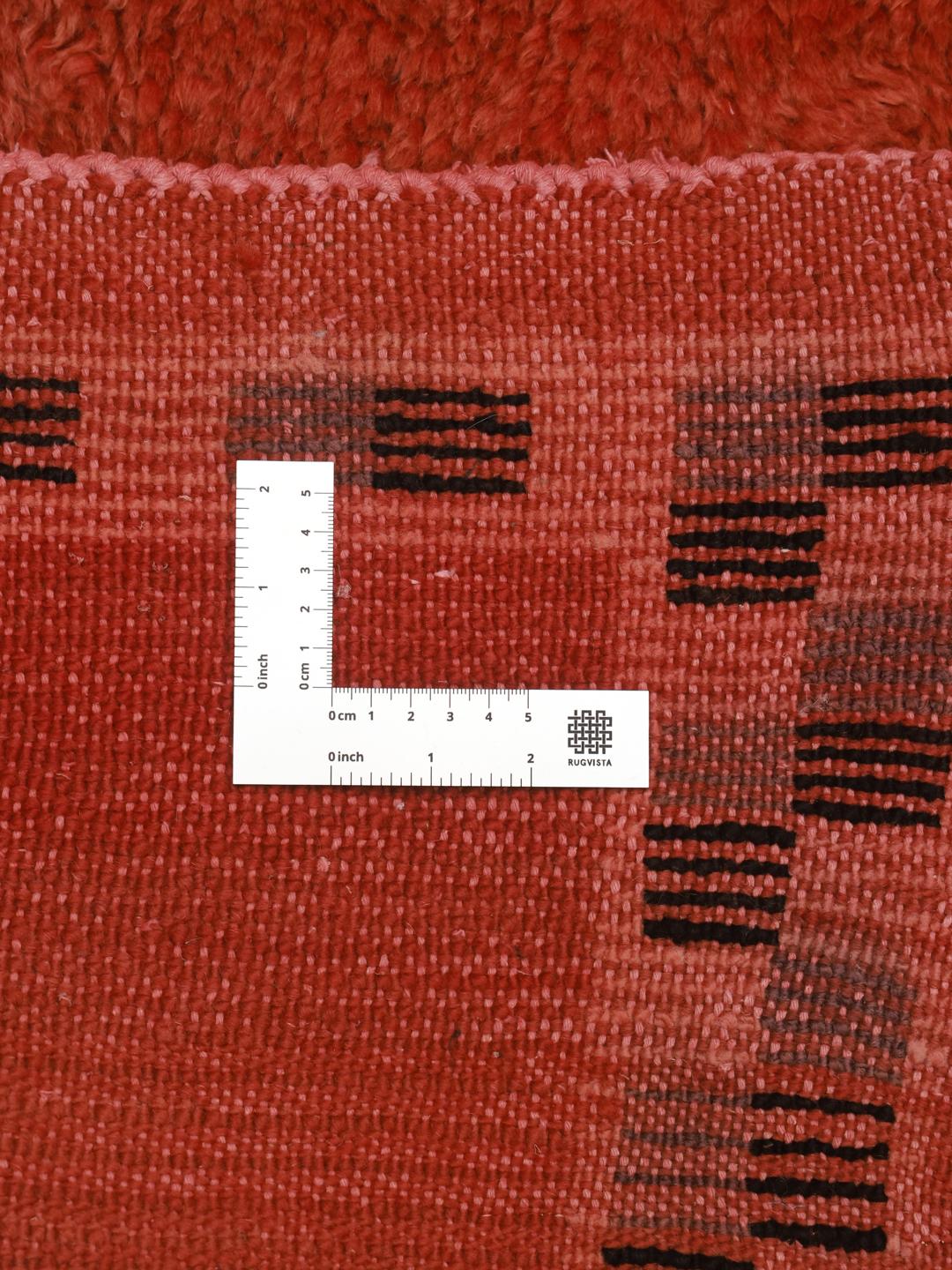 Vintage marokkansk tæppe med et rigt rødt felt og dekorative kanter