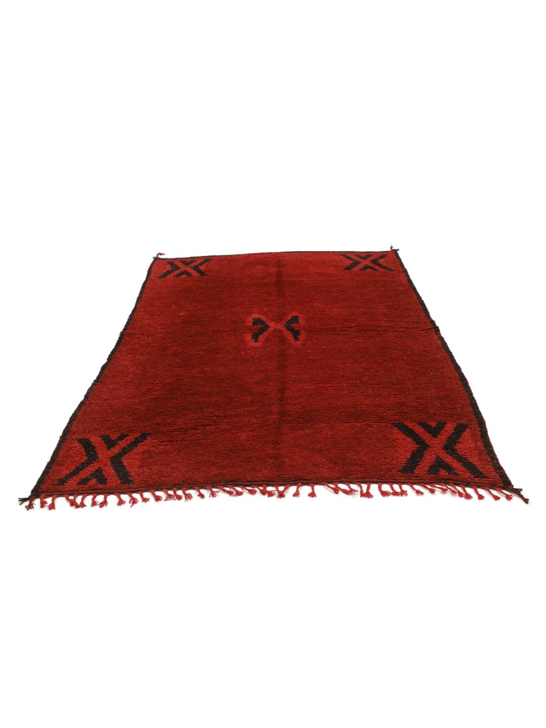 Handgeknoopt vintage Marokkaans Berber tapijt met een dieprood veld en zwarte geometrische motieven.