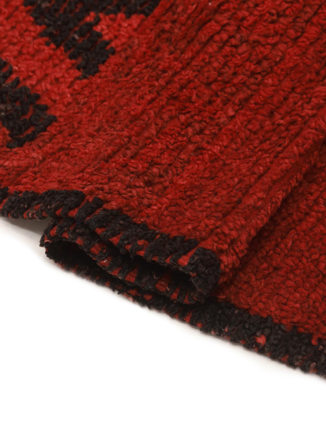 Handgeknoopt vintage Marokkaans Berber tapijt met een dieprood veld en zwarte geometrische motieven.