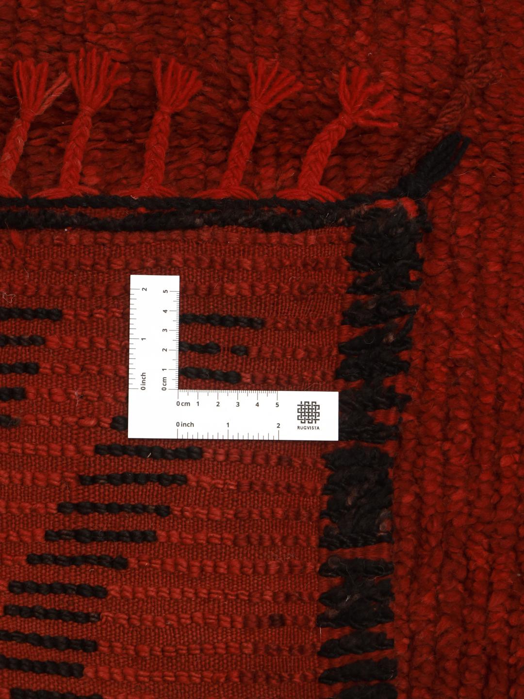 Handgeknoopt vintage Marokkaans Berber tapijt met een dieprood veld en zwarte geometrische motieven.