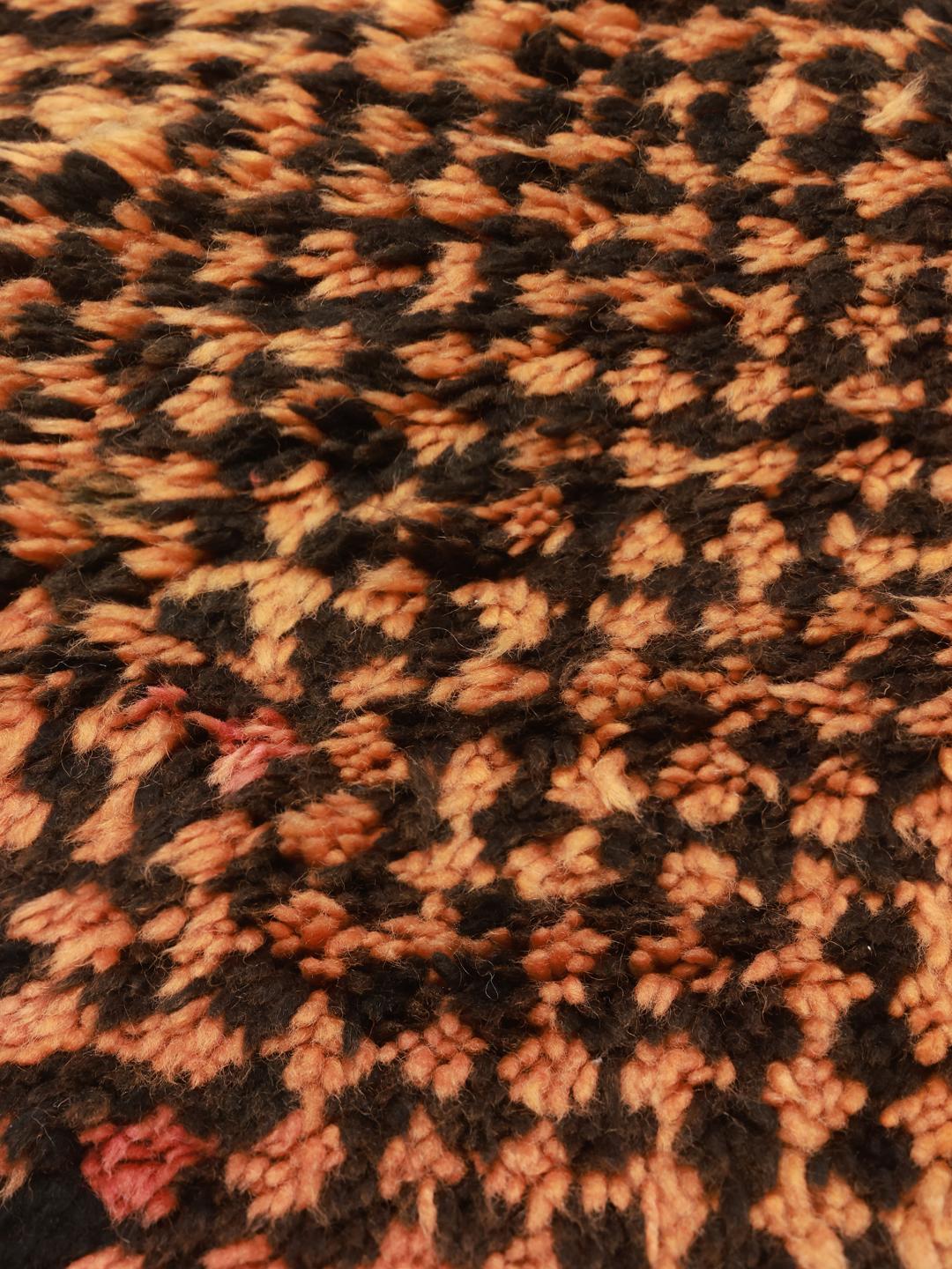 Vintage handgemaakt Marokkaans wollen tapijt met geometrisch patroon in oranje en zwart