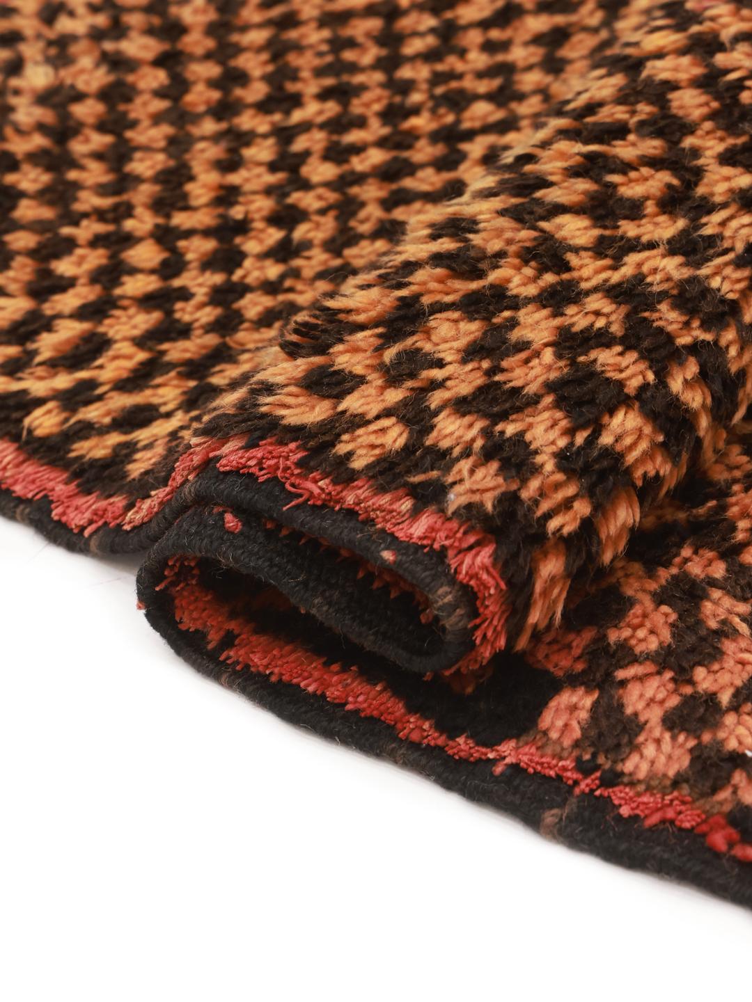 Vintage handgemaakt Marokkaans wollen tapijt met geometrisch patroon in oranje en zwart