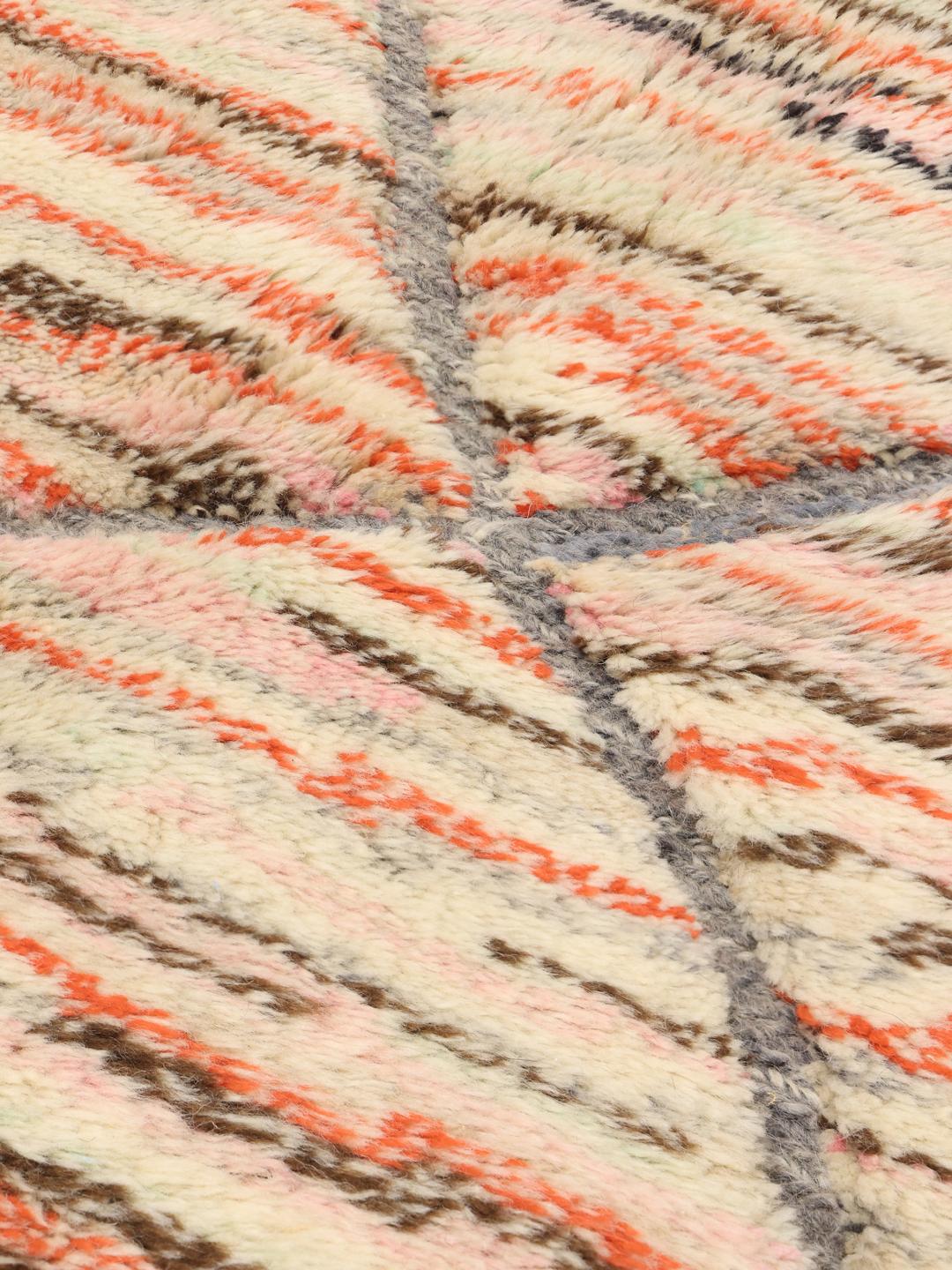 Handgeknoopt Marokkaans Beni Ouarain-tapijt met een ruitpatroon in beige, oranje en grijs