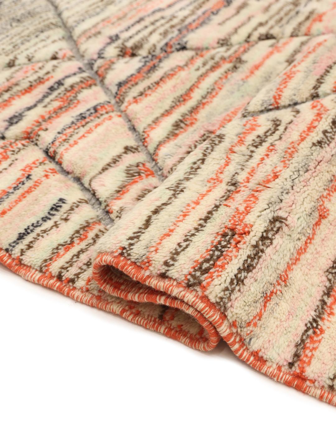 Handgeknoopt Marokkaans Beni Ouarain-tapijt met een ruitpatroon in beige, oranje en grijs