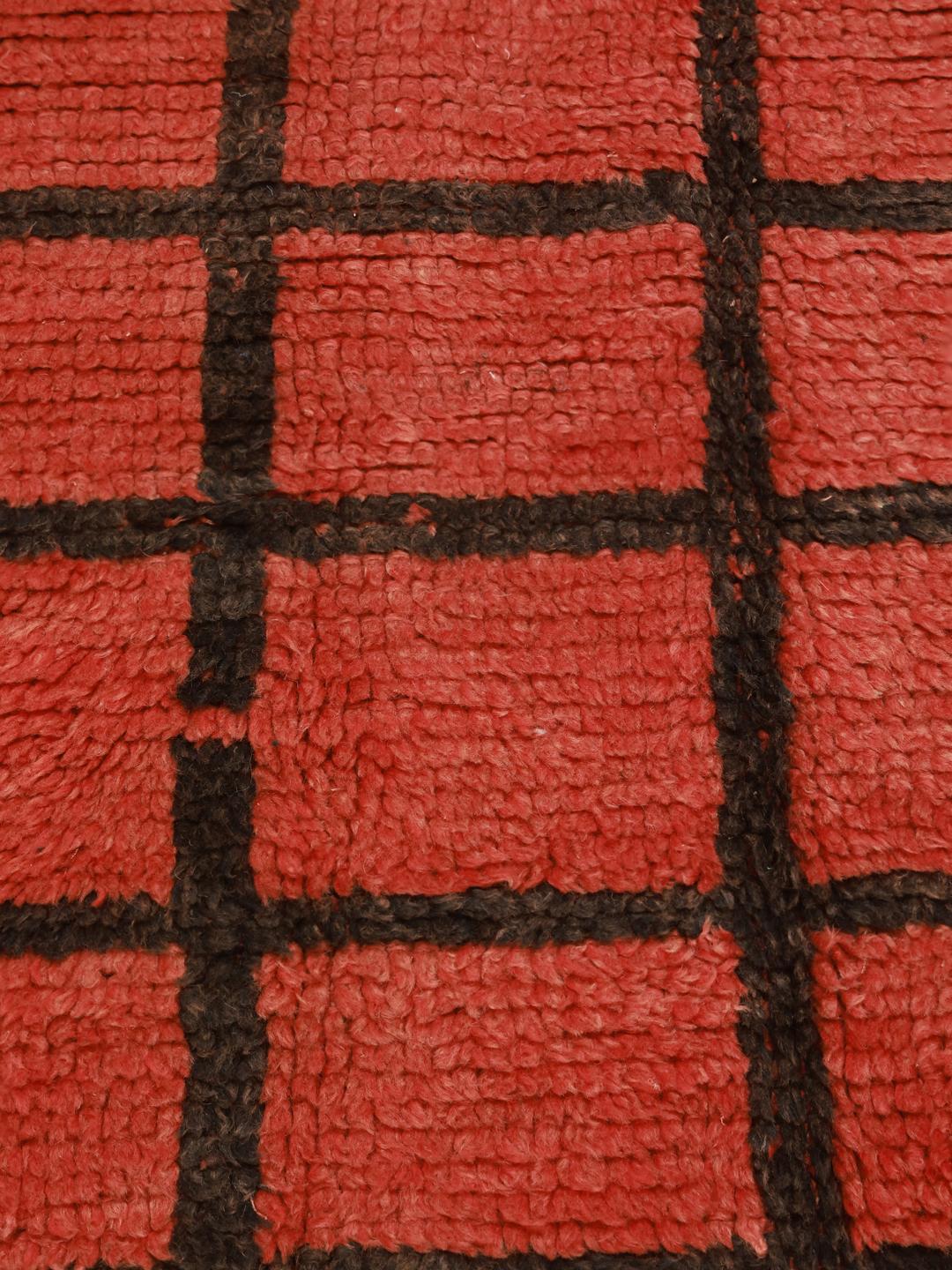 Vintage handgemaakt Marokkaans wollen loper-tapijt met een rood veld en een zwart ruitpatroon