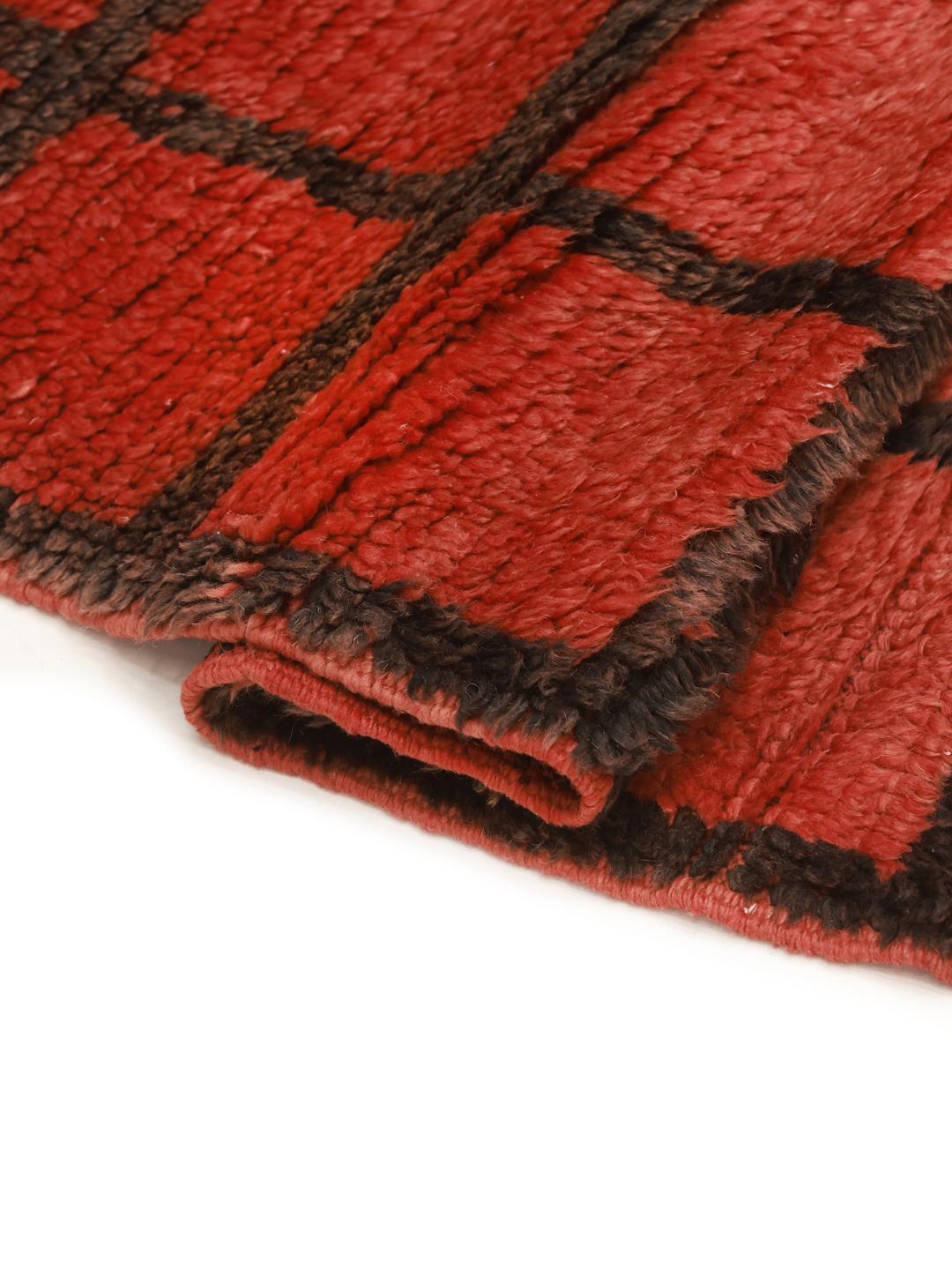 Vintage handgemaakt Marokkaans wollen loper-tapijt met een rood veld en een zwart ruitpatroon
