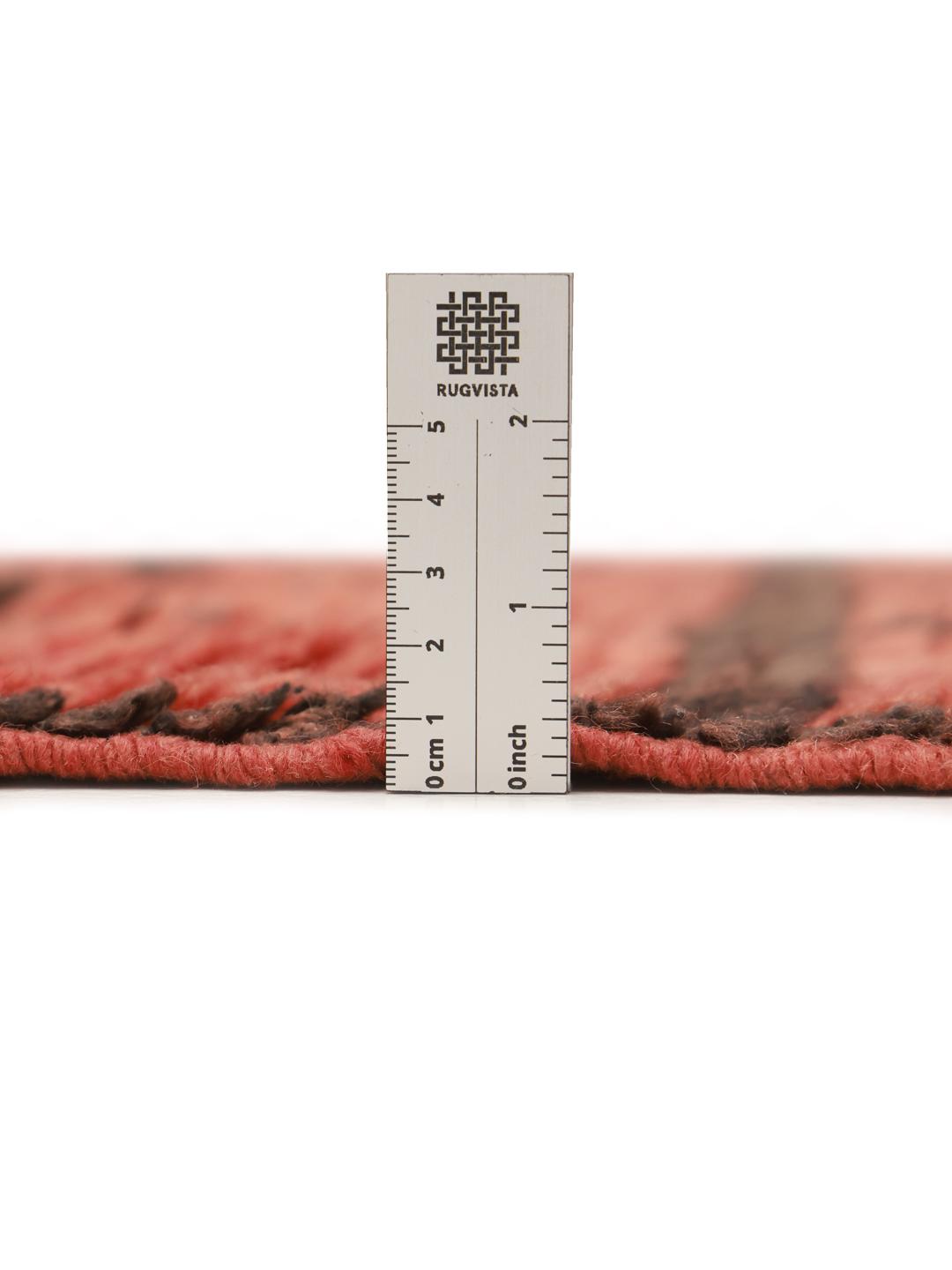 Vintage handgemaakt Marokkaans wollen loper-tapijt met een rood veld en een zwart ruitpatroon