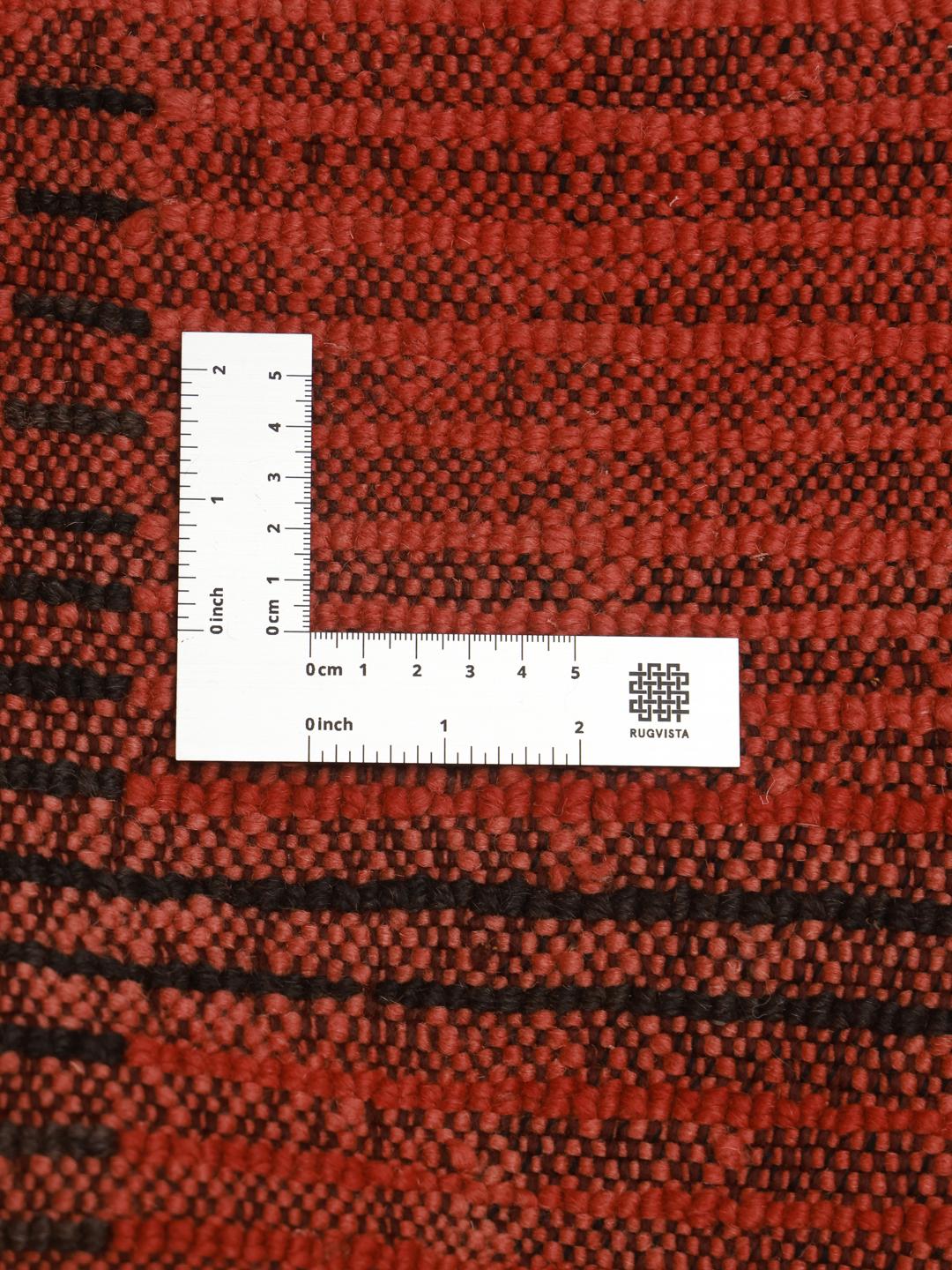 Vintage handgemaakt Marokkaans wollen loper-tapijt met een rood veld en een zwart ruitpatroon
