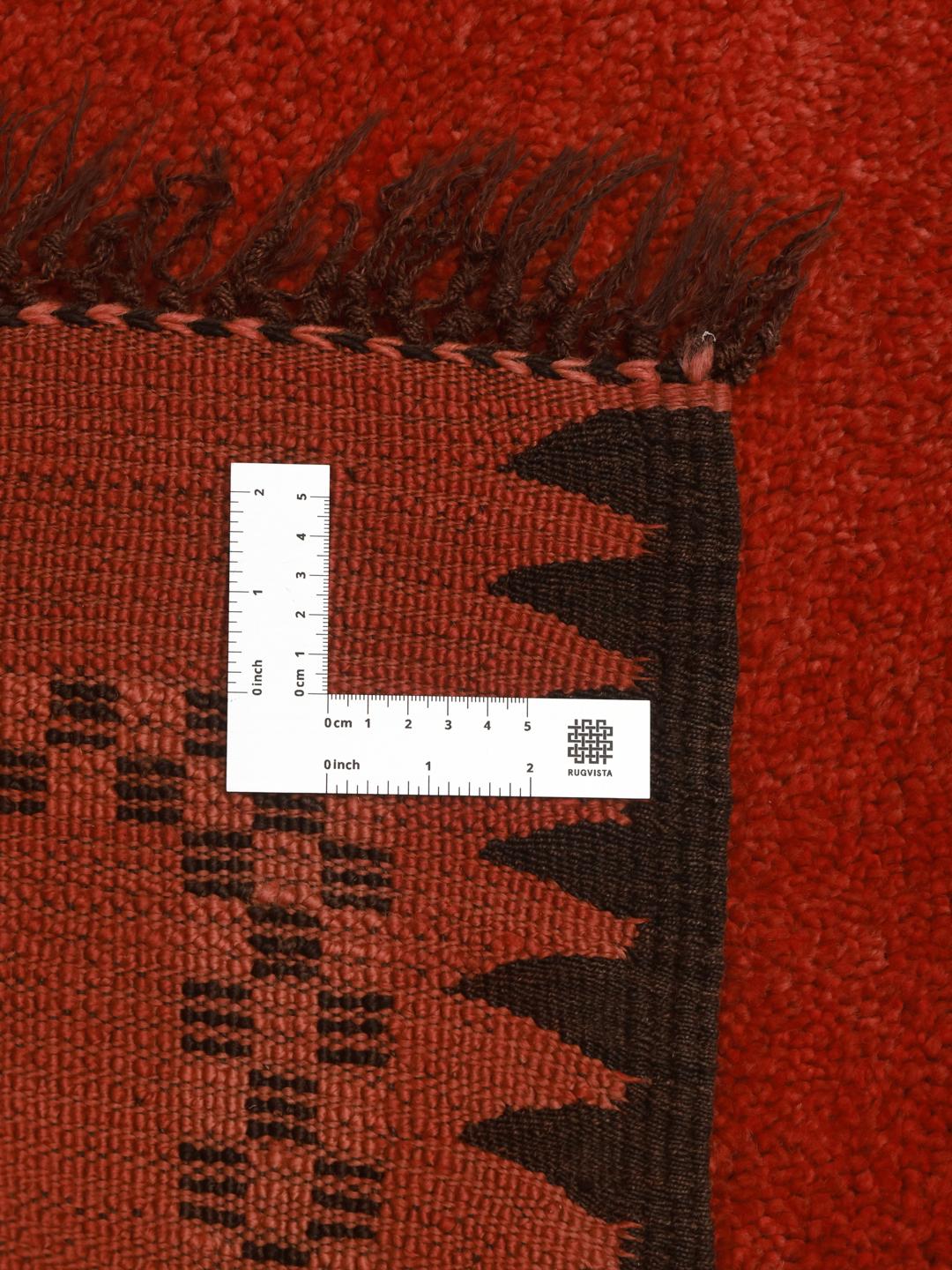 Vintage Marokkaanse loper in dieprood met een minimalistische decoratieve rand