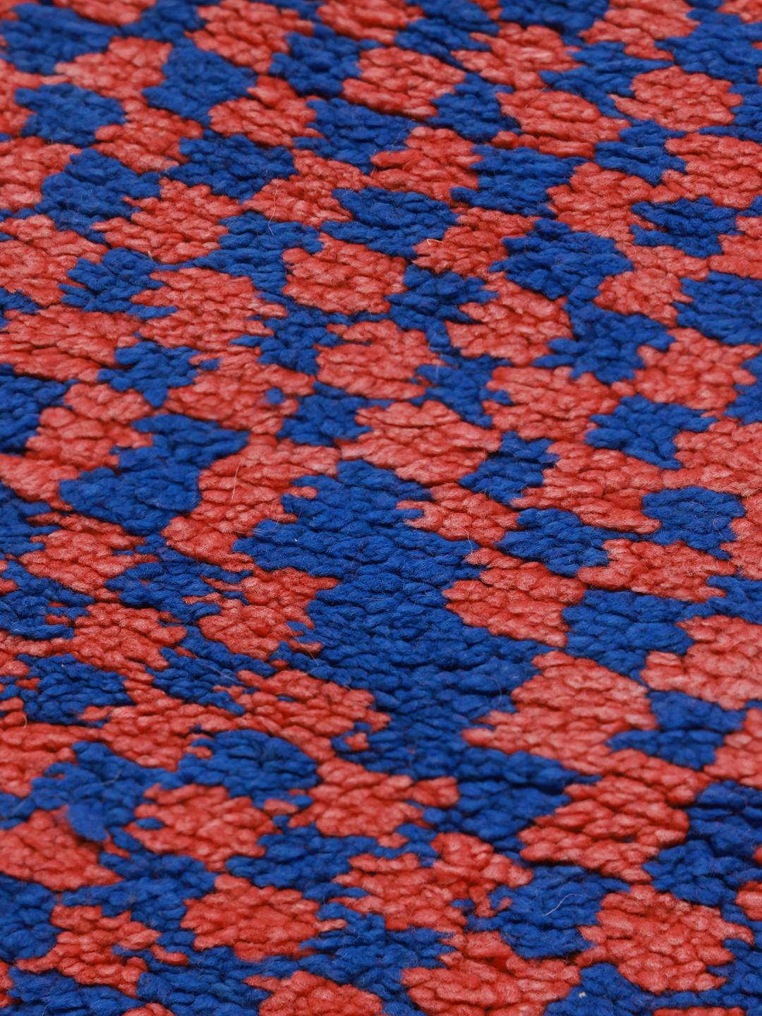 Vintage Marokkaanse loper met een rood en blauw ruitpatroon