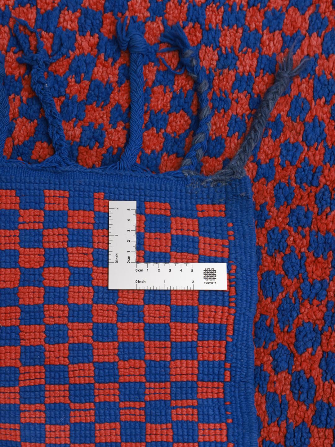 Vintage Marokkaanse loper met een rood en blauw ruitpatroon
