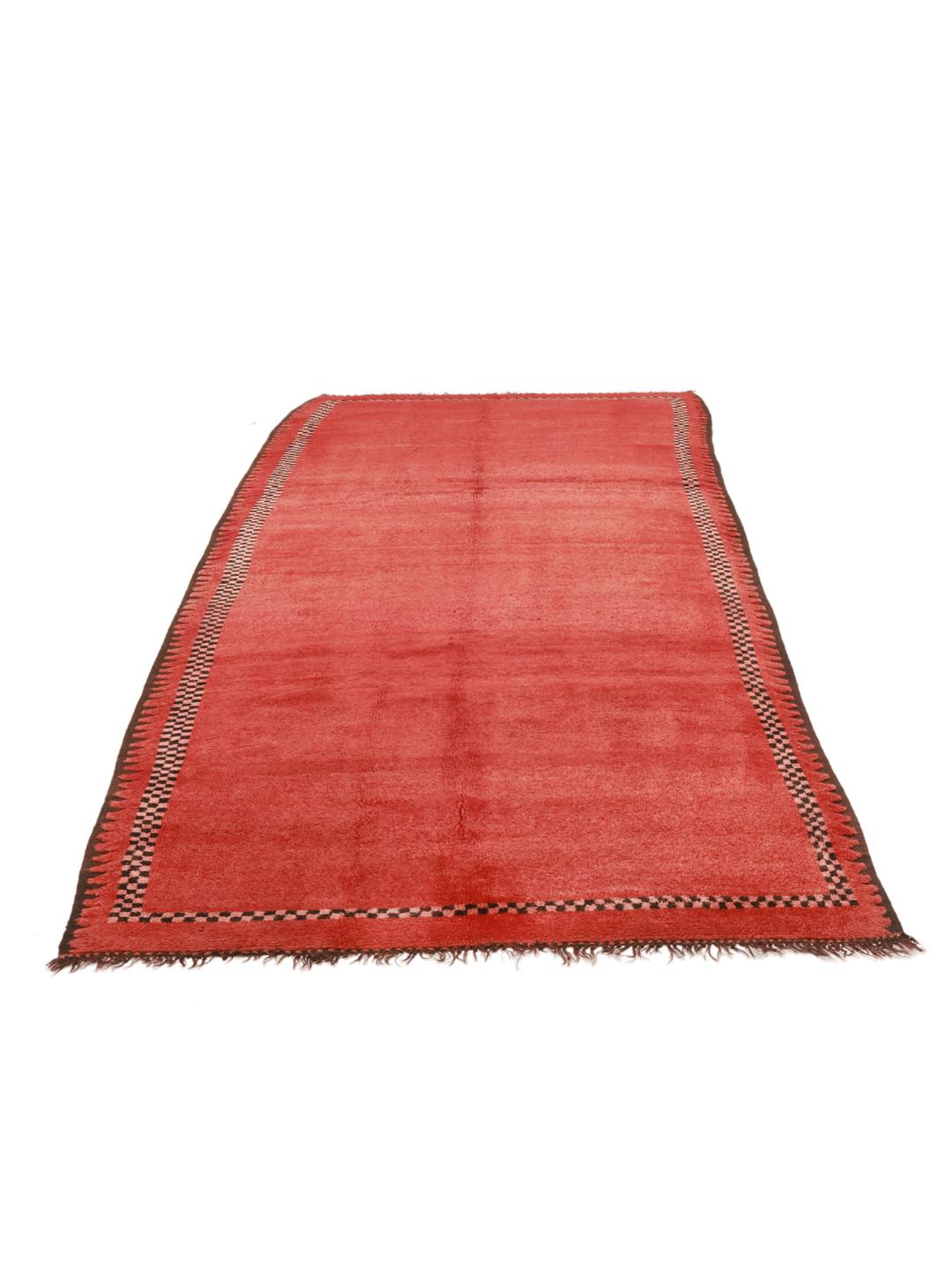 Vintage Marokkaanse loper in dieprood met een minimalistische decoratieve rand
