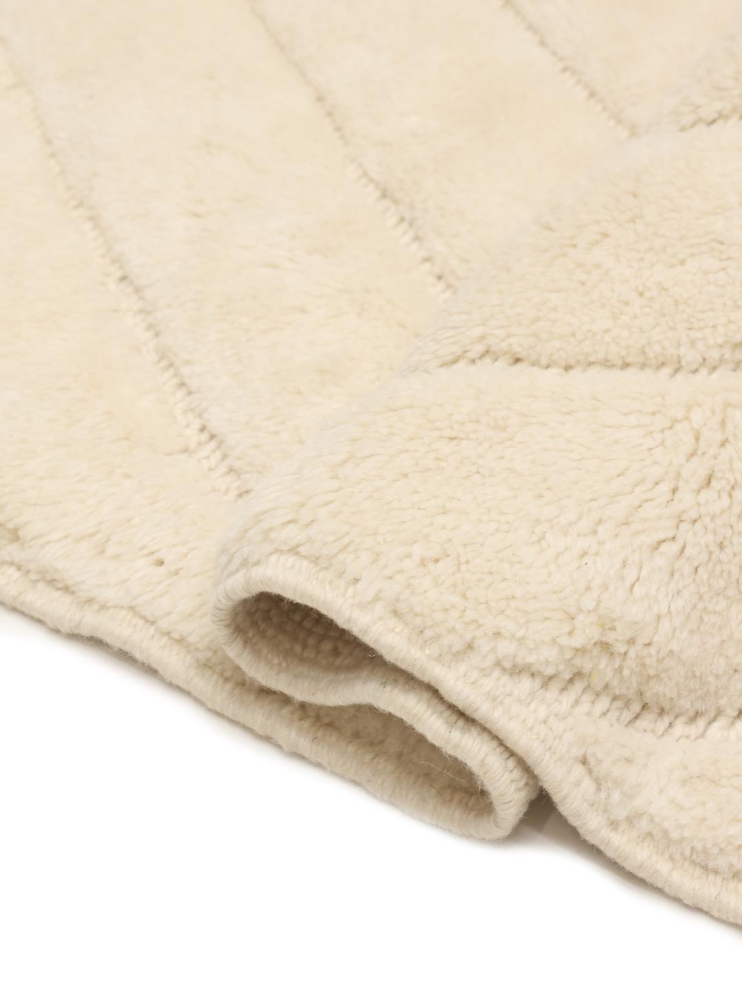 Et håndknyttet marokkansk berbertæppe med et minimalistisk diamantmønster i beige.