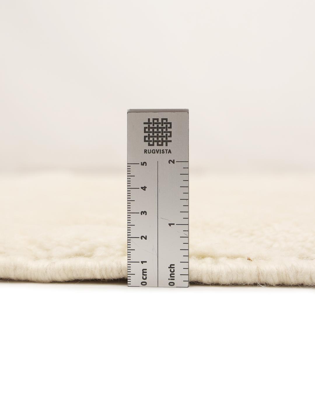 Et håndknyttet marokkansk berbertæppe med et minimalistisk diamantmønster i beige.