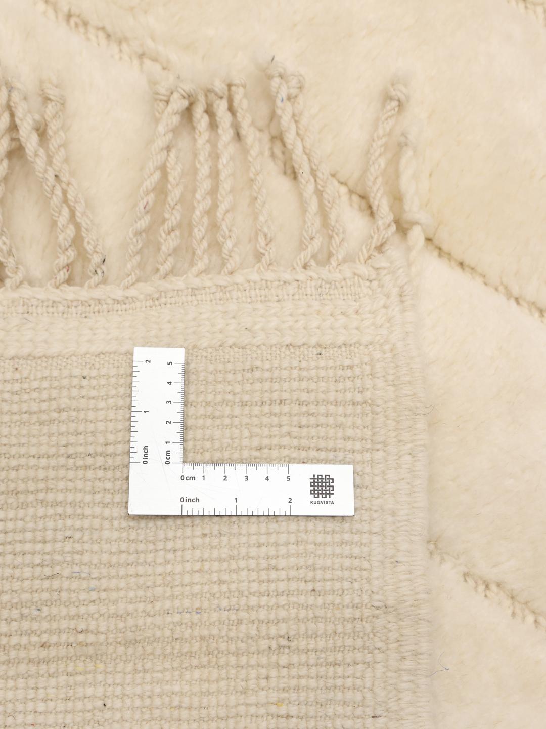 Et håndknyttet marokkansk berbertæppe med et minimalistisk diamantmønster i beige.