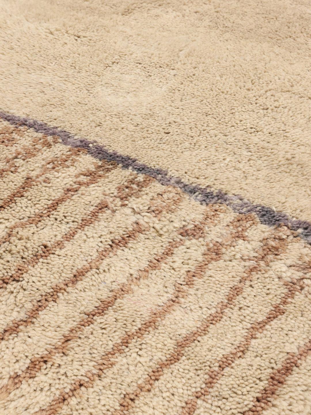 Handgeknoopte beige Marokkaanse loper met gestreepte accenten