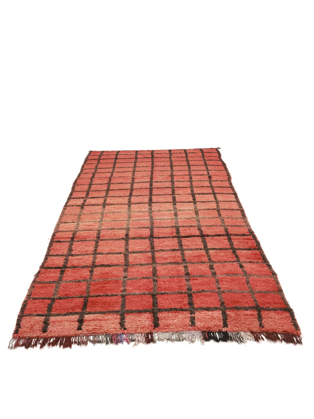 Vintage handgemaakt Marokkaans wollen loper-tapijt met een rood veld en een zwart ruitpatroon