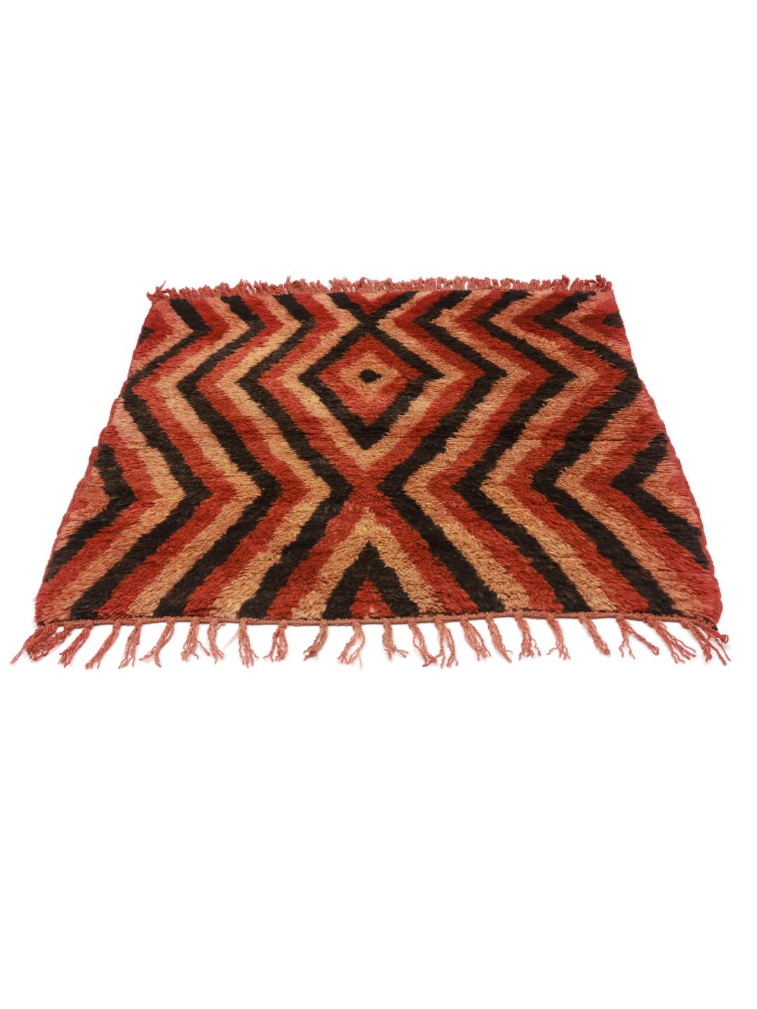 Vintage Berber Marokkaans tapijt uit Marokko met een levendig rood en zwart ruitpatroon.