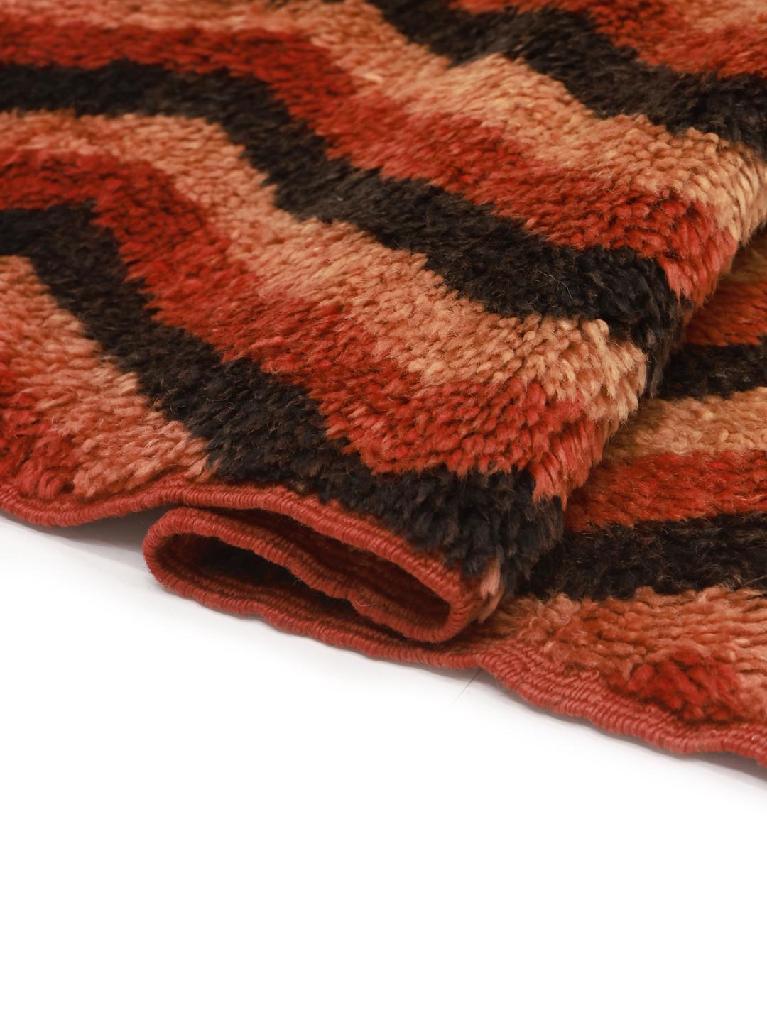 Vintage Berber Marokkaans tapijt uit Marokko met een levendig rood en zwart ruitpatroon.