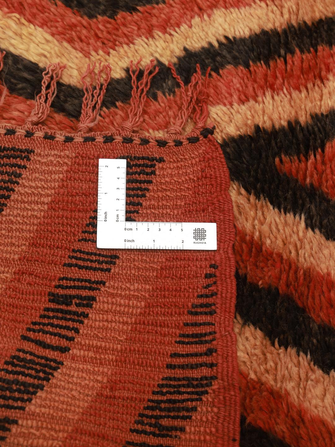 Vintage Berber Marokkaans tapijt uit Marokko met een levendig rood en zwart ruitpatroon.