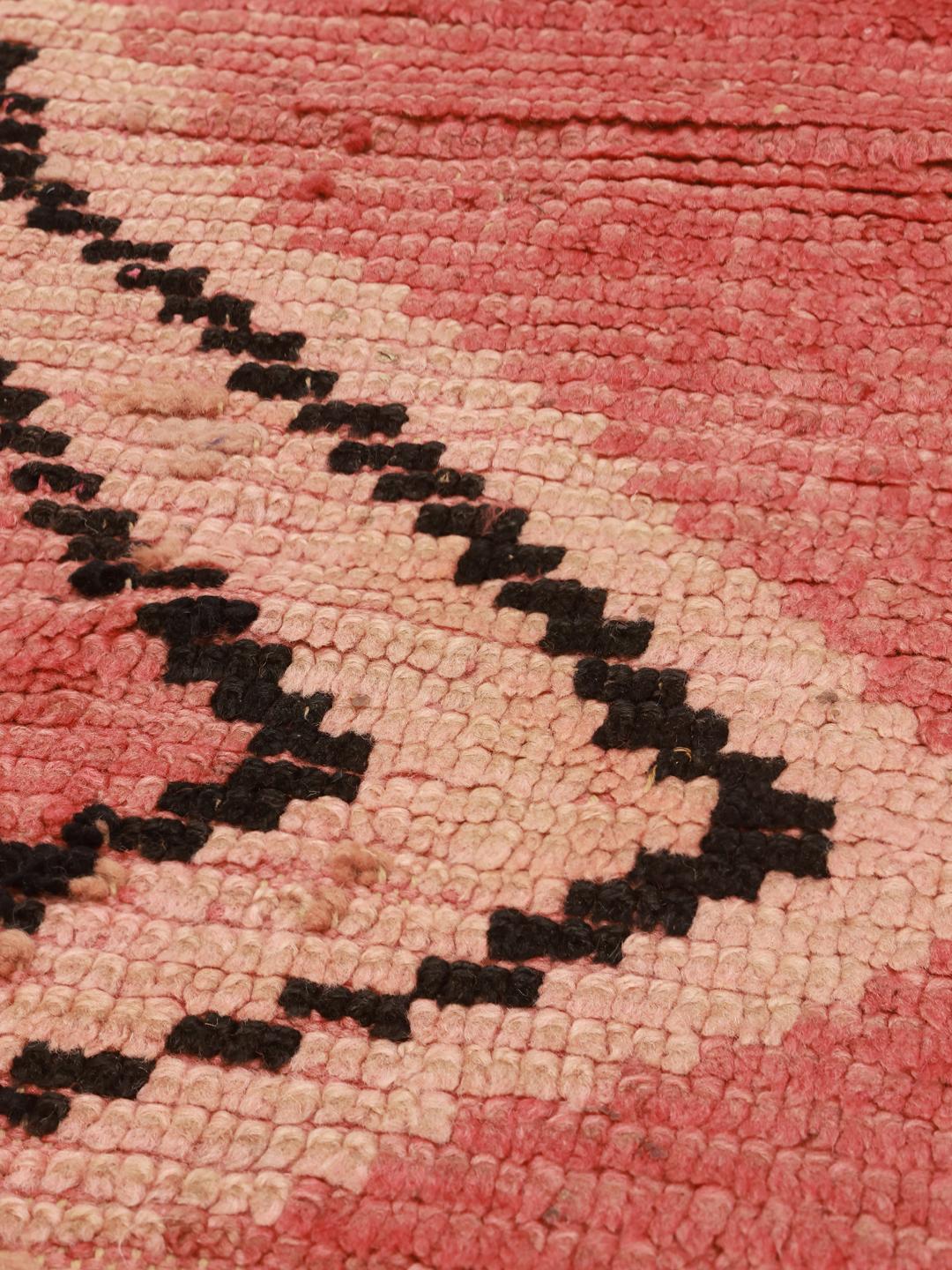 Vintage handgefertigter Berber Marokkanisch Teppich mit rotem Grund und geometrischen Motiven