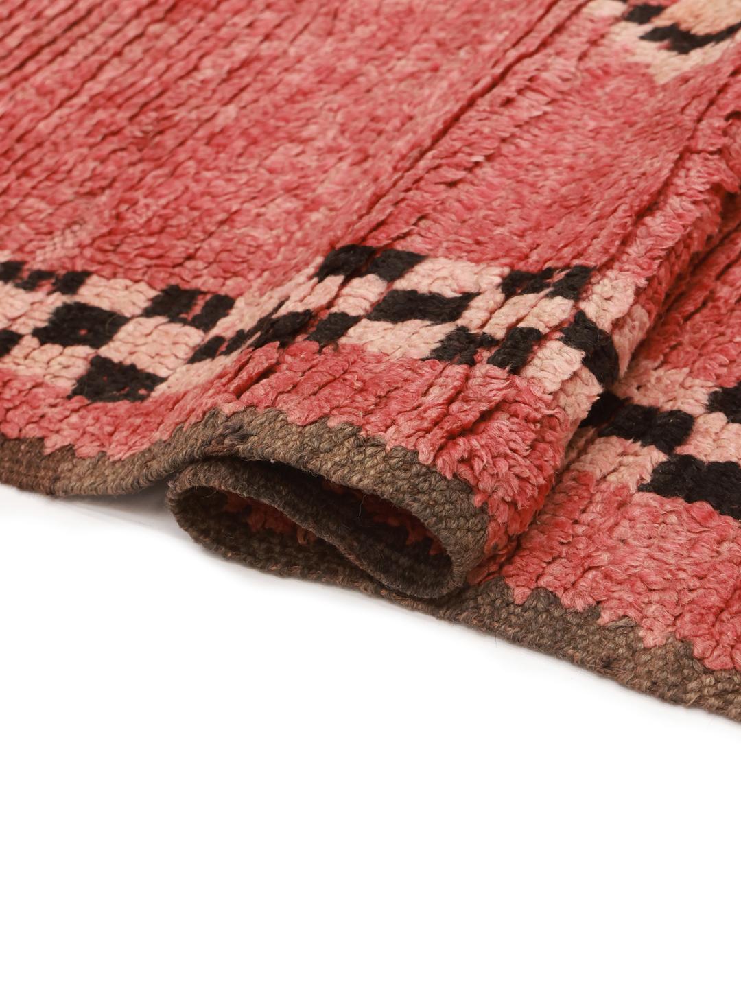 Vintage handgefertigter Berber Marokkanisch Teppich mit rotem Grund und geometrischen Motiven