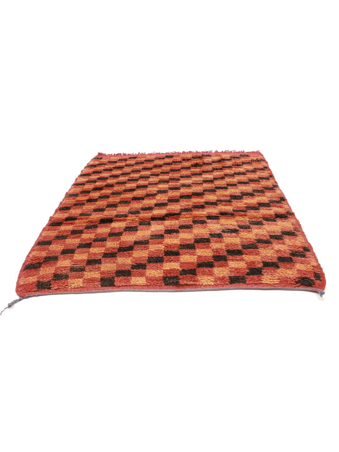 Handgeknoopt vintage Marokkaans vloerkleed met een geometrisch oranje en zwart patroon